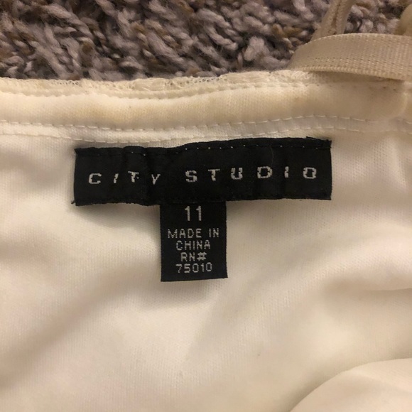 White lace dress with flower ribbon belt - Picture 2 of 2